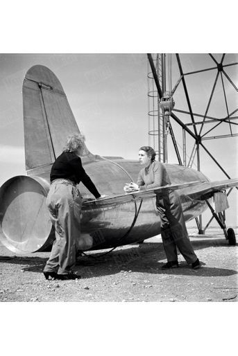 Germaine et Suzanne, les épouses du pilote d’essai Jean Gonord et de l’ingénieur René Leduc, devant le prototype Leduc 010.