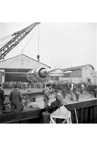 En juin 1955, le Leduc 021 est déplacé à l’aide d’une grue pour être présenté au 21e Salon international de l’aéronautique du Bourget.