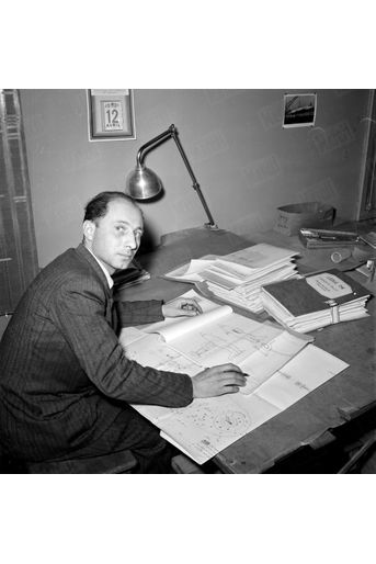 En 1951, l’ingénieur aéronautique français René Leduc, pionnier de la propulsion à réaction, à sa table de dessin, devant le croquis de son avion expérimental, un modèle 016, le tout dernier-né.