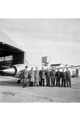 À Istres, en avril 1951, René Leduc (à l’extrême g.) avec ses collaborateurs devant l’appareil expérimental Leduc 010, doté d’un moteur de type statoréacteur