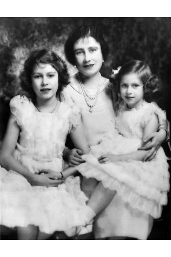 Elizabeth Bowles-Lyon, alors duchesse d&#039;York, avec ses filles les princesses Elizabeth et Magaret, en avril 1937