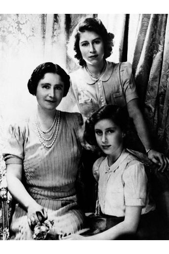 La reine consort Elizabeth avec ses filles les princesses Elizabeth et Magaret, dans les années 1940