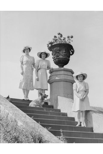 La reine consort Elizabeth avec ses filles les princesses Elizabeth et Magaret, le 8 juillet 1941