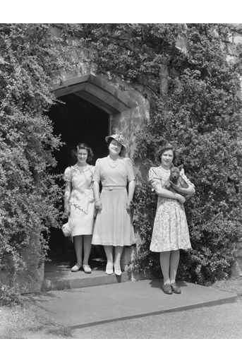 La reine consort Elizabeth avec ses filles les princesses Margaret et Elizabeth, le 30 mai 1944