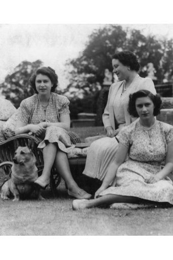 La reine consort Elizabeth avec ses filles les princesses Elizabeth et Magaret, vers 1945