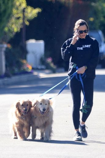 Jennifer Garner promène ses chiens à Los Angeles, le 12 mars 2022