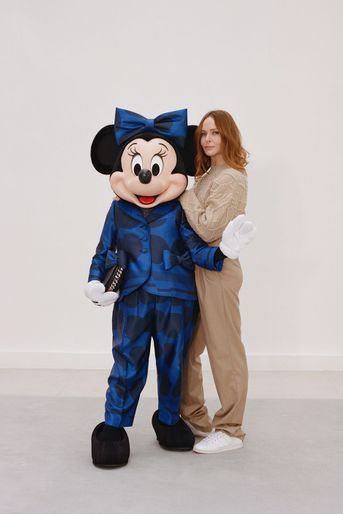 Stella McCartney a crée pour Minnie son premier tailleur-pantalon. Minnie s&#039;est invitée lundi 7 mars à la Fashion week parisienne, au défilé Hiver 2022 de la styliste.
