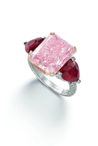 De forme carrée avec des angles biseautés, la taille radiant magnifie la couleur de ce diamant rose de 10,88 carats de Chopard.