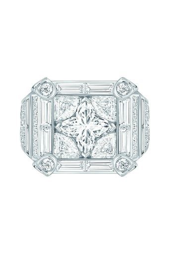 Louis Vuitton a créé une taille de diamant à sa mesure, en forme de fleur de Monogram.