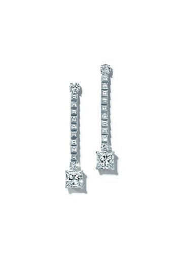 Eclat maximal sur ces boucles d&#039;oreilles en diamants taille princesse de Tiffany &amp; Co.