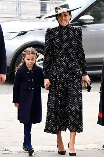 Kate Middleton avec sa fille la princesse Charlotte à l&#039;abbaye de Westminster, le 29 mars 2022