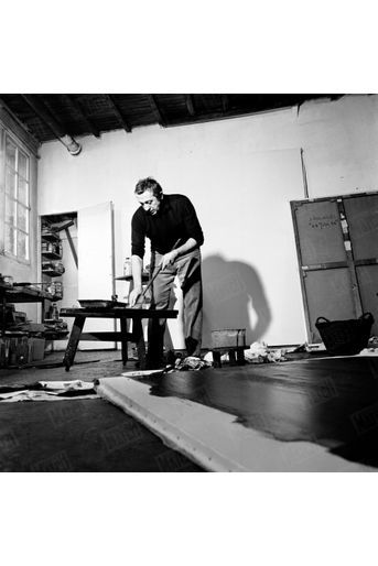 Pierre Soulages dans son atelier de la rue Galande à Paris, en avril 1967