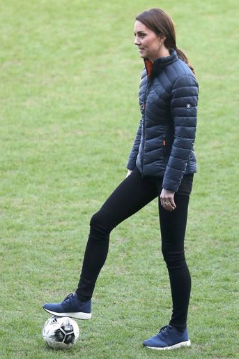 Kate Middleton tente le football (Irlande du Nord, février 2019)