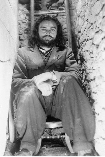 Joseph Kuhn, Joseph Kuhn dans sa cache aménagée dans la cave de Triembach, 1944.