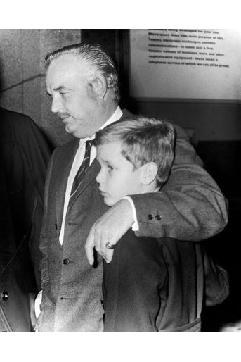 Le prince Rainier III de Monaco et son fils le prince Albert âgé de 10 ans, le 1er novembre 1968