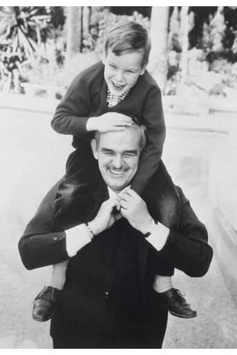 Le prince Rainier III de Monaco et son fils le prince Albert le 17 mai 1965