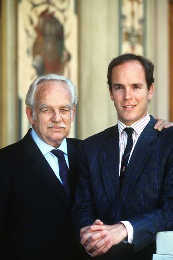 Le prince Rainier III de Monaco et son fils le prince Albert, photo officielle pour ses 40 ans de règne, diffusée le le 4 mai 1989
