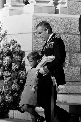 Le prince Rainier III de Monaco et son fils le prince Albert lors des funérailles du prince de Polignac, le 17 novembre 1964