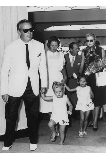 Le prince Rainier III de Monaco et son fils le prince Albert, avec les princesses Grace et Caroline, lors d&#039;une croisière en Italie en août 1960