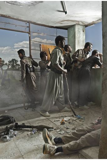 Émeric Lhuisset, Théâtre de guerre. Photographie avec un groupe de guérilla kurde, 2012