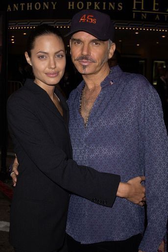 En 2000, Angelina Jolie et Billy Bob Thornton s'enfuient à Las Vegas pour se marier à la Little Church Of The West Wedding Chapel. En parallèle, l'acteur est fiancé à Laura Dern, qui apprend en plein tournage le mariage de son petit ami dans la presse people.