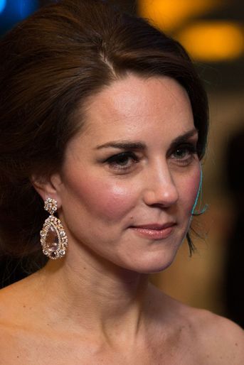 Les pendants d'oreille de Kate Middleton, duchesse de Cambridge, à la cérémonie des BAFTA, le 12 février 2017