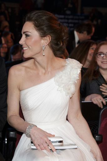 Le décolleté asymétrique de Kate Middleton, duchesse de Cambridge, à la cérémonie des BAFTA, le 10 février 2019