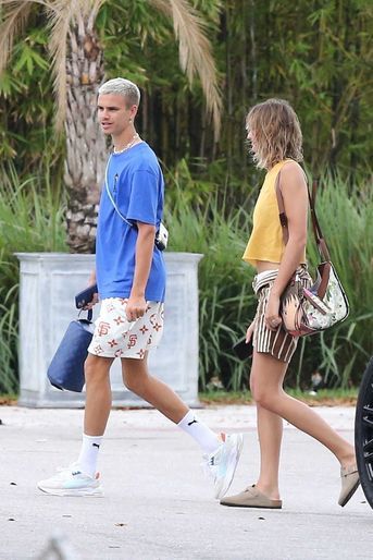 Romeo Beckham et Mia Regan arrivent sur le bateau des Beckham à Miami, le 7 avril 2022.
