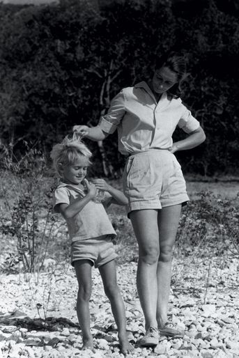 Avec son fils Hugo Eric, dit « Grub », 7 ans, à Gombe, en 1974. 