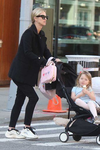 Nicky Hilton et ses deux filles, Lily et Teddy, le 8 avril 2022 à New York.