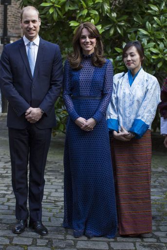 Kate Middleton dans une robe à pois Saloni, le 7 avril 2016