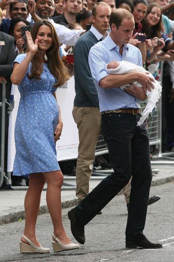 Kate Middleton dans une robe à pois Jenny Packham, le 23 juillet 2013