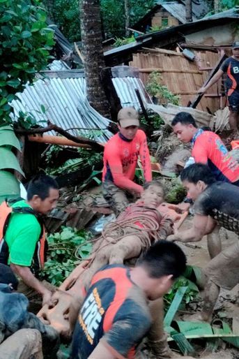 Gênés par la boue et la pluie, les sauveteurs cherchaient mardi à mains nues des survivants des glissements de terrain dans le centre et le sud des Philippines après le passage de la tempête tropicale Megi, dont le bilan s'est alourdi à 28 morts.