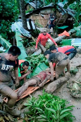 Plus de 17.000 personnes ont fui leurs maisons inondées et privées d'électricité. Dans la province de Leyte, la plus touchée, au moins 22 personnes ont péri lundi dans des glissements de terrain dans plusieurs villages, et 27 sont portées disparues, selon les autorités locales. Un peu plus de 100 personnes ont été blessées.