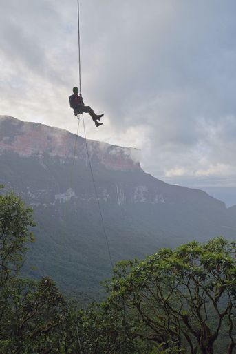 Alex Honnold fait une première ascension de la falaise de Weiassipu, un tepui de l&#039;ouest de la Guyane. (Extrait du documentaire «Explorer : le dernier Tepui»).