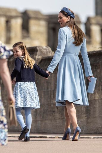 Kate Middleton et sa fille la princesse Charlotte, de dos à Windsor, le 17 avril 2022