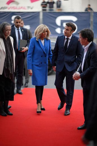Emmanuel Macron , président sortant, candidat à sa réélection, est arrivé en compagnie de son épouse Brigitte.