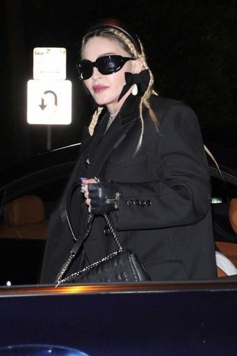 Madonna arrive à la soirée Burberry, le 20 avril 2022.
