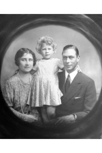 La princesse Elizabeth avec ses parents le prince Albert (futur roi George VI) et Elizabeth Bowes-Lyon en 1928
