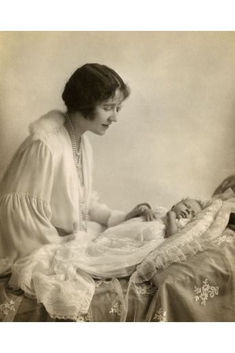 La princesse Elizabeth avec sa mère Elizabeth Bowes-Lyon (future reine consort Elizabeth), le 29 mai 1926