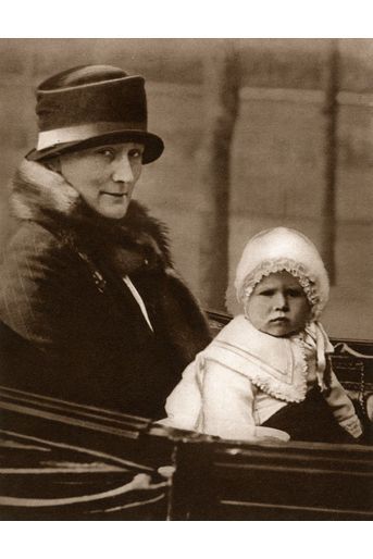 La princesse Elizabeth avec sa nanny en 1927