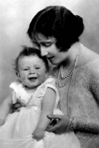 La princesse Elizabeth avec sa mère Elizabeth Bowes-Lyon en 1926