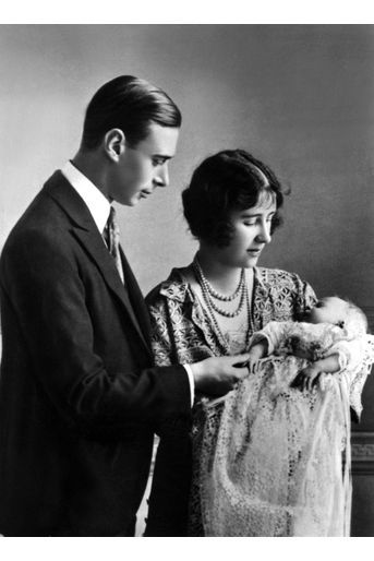 La princesse Elizabeth avec ses parents le prince Albert (futur roi George VI) et Elizabeth Bowes-Lyon, le jour de son baptême le 29 mai 1926