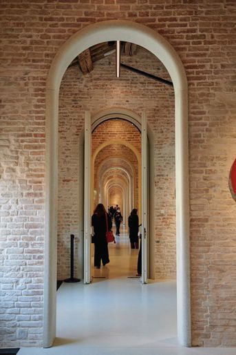 Une enfilade d’arcades entourées de murs en briques. Les sols sont en pastellone, matériau très prisé dans la Venise du XVIe siècle.