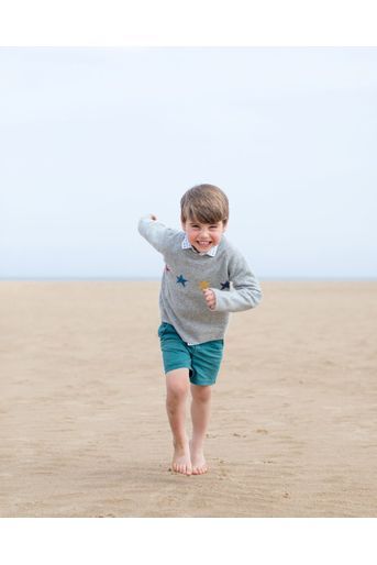 Le prince Louis de Cambridge courant sur la plage. L'une des photos dévoilées le 22 avril 2022, à la veille de ses 4 ans