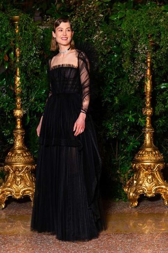 Rosamund Pike au gala donné par Dior lors de la Biennale de Venise, le 23 avril 2022.