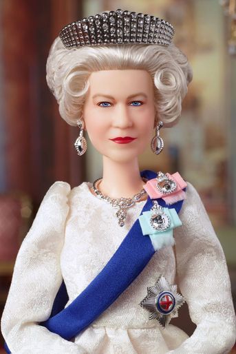 Détail de la tiare, des rubans et de la Garter Star de la Barbie collector Elizabeth II de Mattel, dévoilée le 21 avril 2022