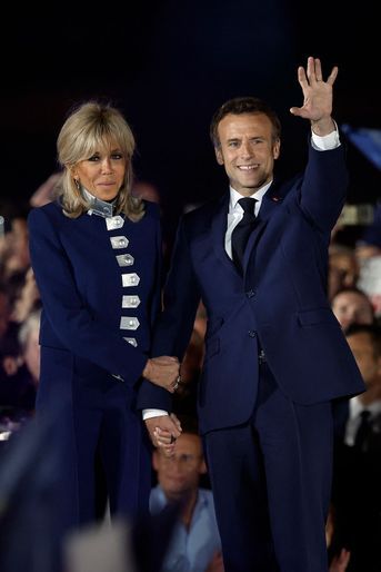 Brigitte et Emmanuel Macron, sur scène au Champ-de-Mars pour fêter la réélection. 
