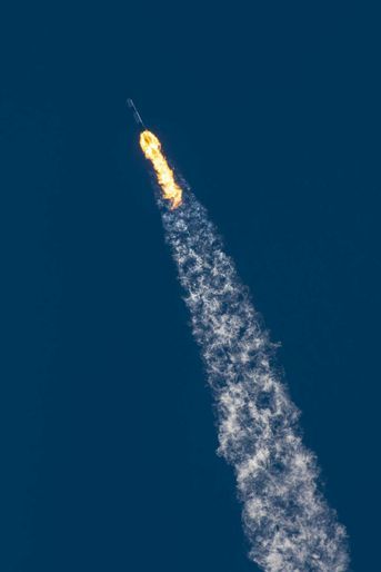 Lors du décollage de la fusée Falcon 9 de SpaceX.