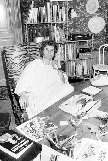 Jean-Jacques Annaud pose pour Match à bureau, dans son Moulin de Chevry-sous-le-Bignon, dans le Loiret, en avril 1977.
